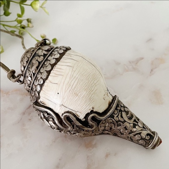 Antique Tibetan Conch Shell Horn Small
Circa 1700-1800 - Picture 2 of 7